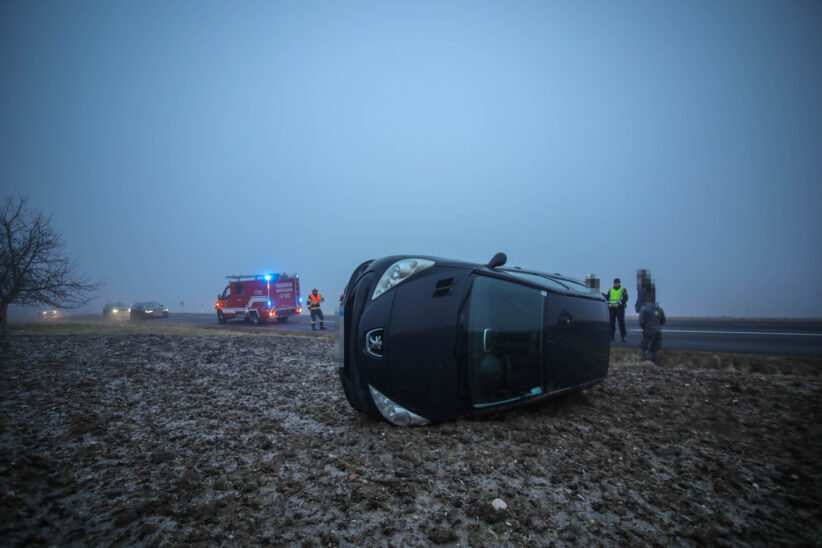 Auto bei Unfall in Buchkirchen in Seitenlage zum Stillstand gekommen