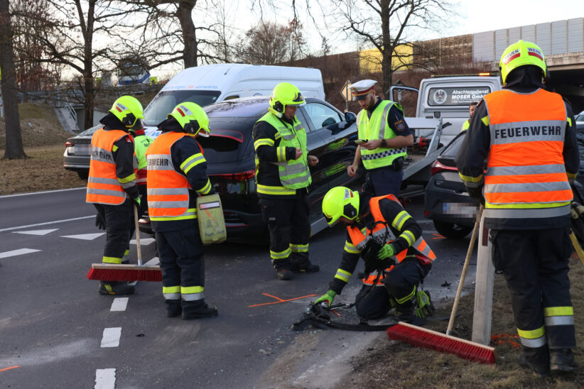 Kreuzungskollision zwischen zwei PKW in Weißkirchen an der Traun endet mit erheblichem Sachschaden
