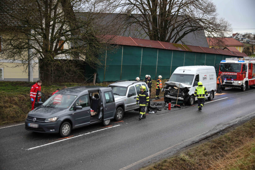 Auffahrunfall drei Fahrzeuge auf Innviertler Straße bei Krenglbach fordert eine verletzte Person