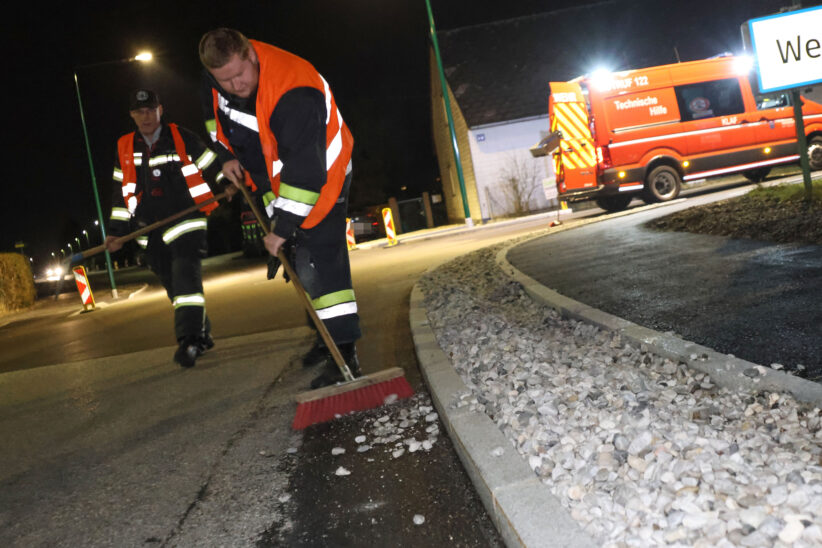 Schotter auf Fahrbahn: Umgestaltete Straße in Wels-Puchberg beschäftigte an mehreren Stellen Feuerwehr