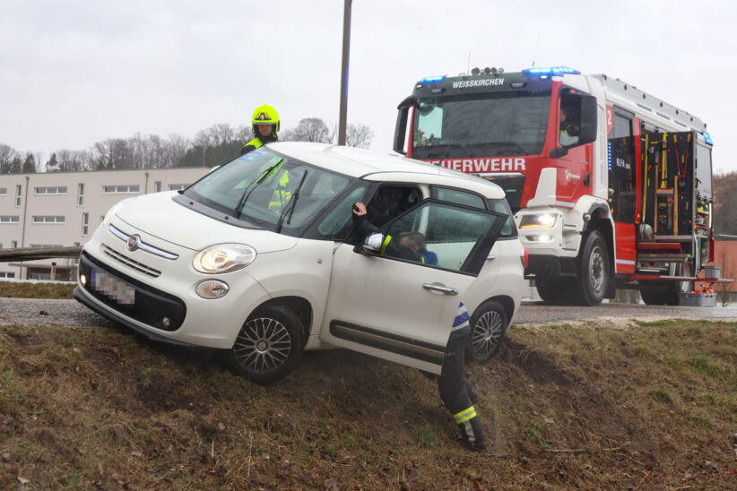 Auto nach flottem Einbiegemanöver bei Weißkirchen an der Traun in Böschung gelandet