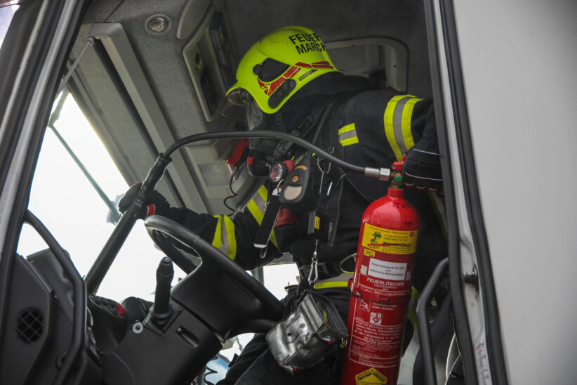 Kleinbrand in einer LKW-Fahrerkabine sorgte für Einsatz zweier Feuerwehren in Marchtrenk