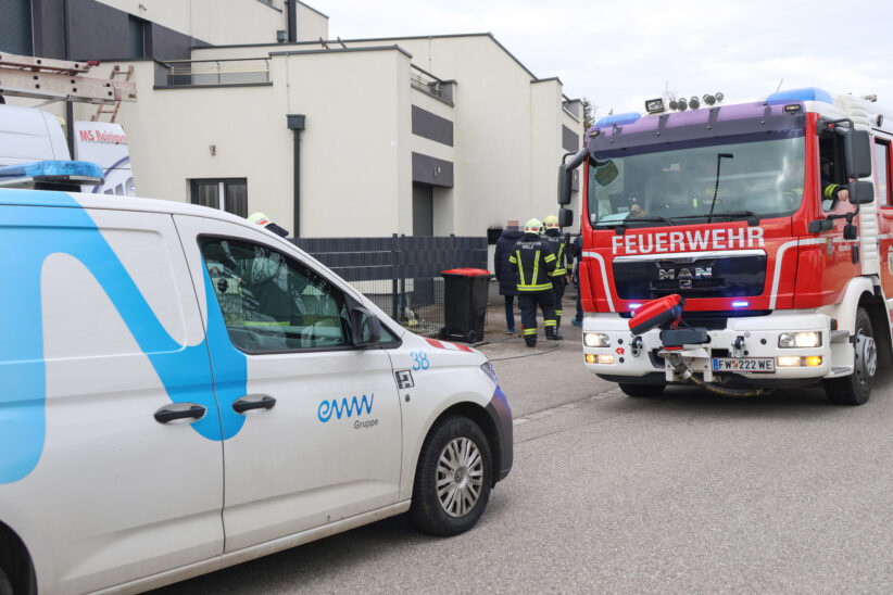 Einsatz der Feuerwehr bei Brand eines Sicherungskastens an einer Hausfassade in Wels-Puchberg