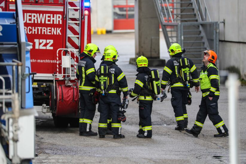 Rauchentwicklung in einer Halle eines Unternehmens in Marchtrenk sorgte für Einsatz der Feuerwehr