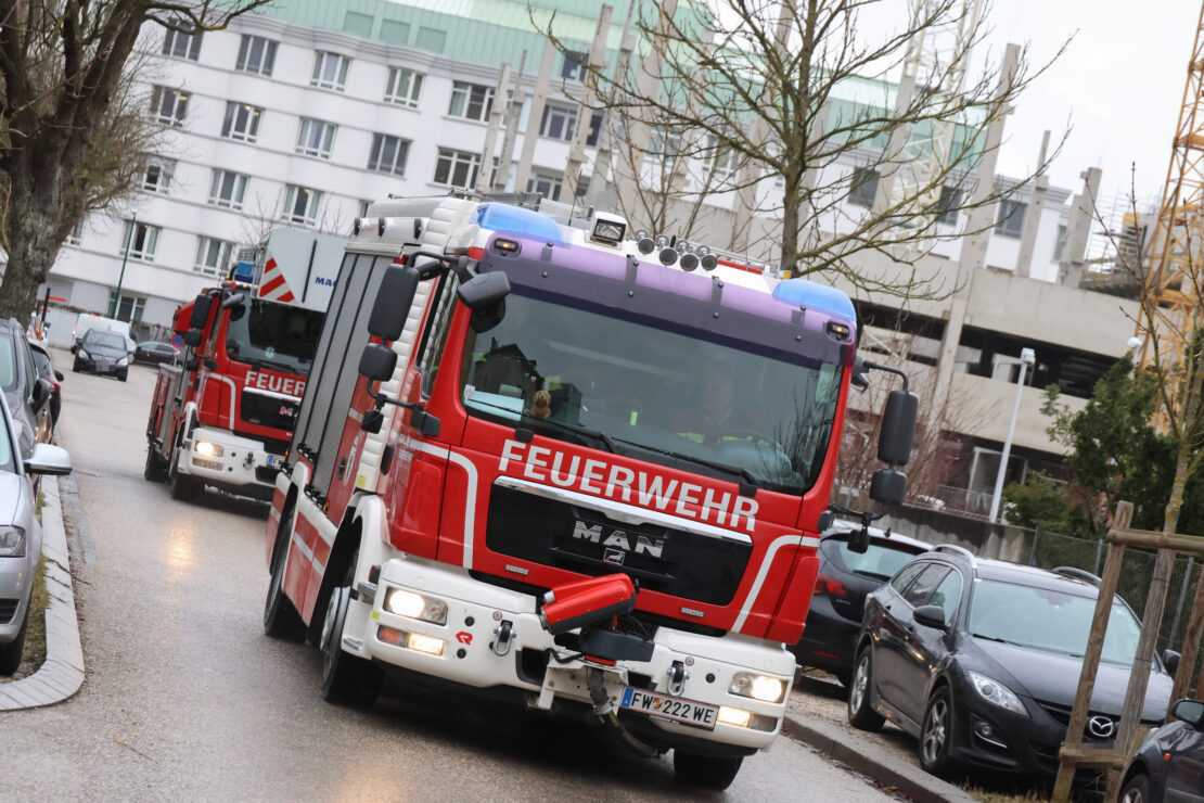 Einsatzkräfte zu Personenrettung auf Baustelle in Wels-Neustadt alarmiert
