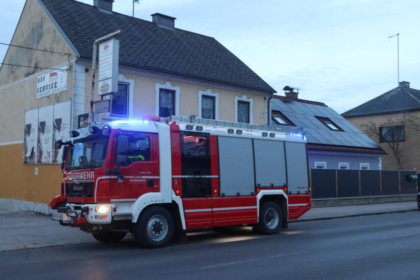 Rauchender Kamin löste Einsatz von Polizei und Feuerwehr in Wels-Lichtenegg aus
