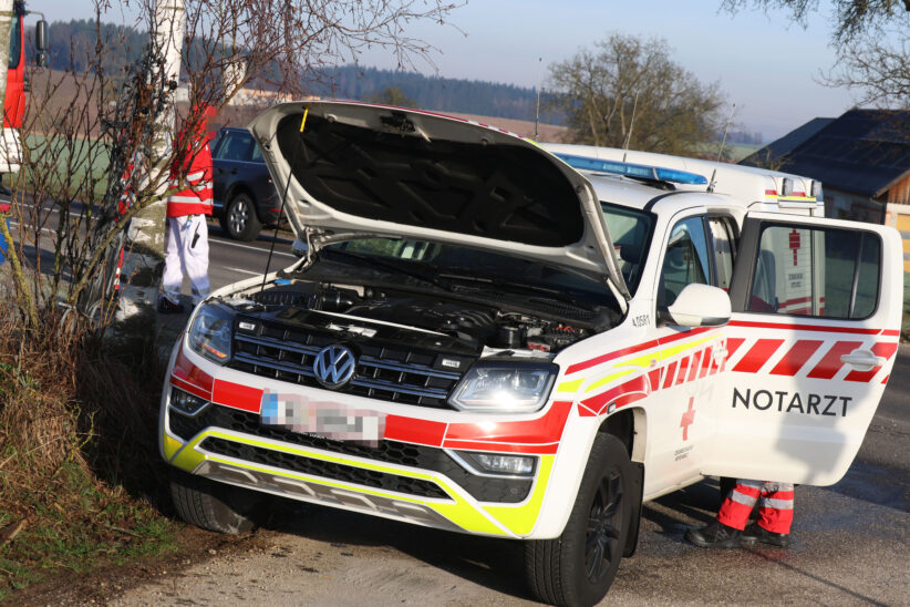 Dieselaustritt in Sattledt: Kraftstoffleitung im Motorraum eines Notarzteinsatzfahrzeuges löste sich