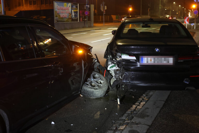 Auto in Wels-Pernau in ein parkendes Fahrzeug gekracht