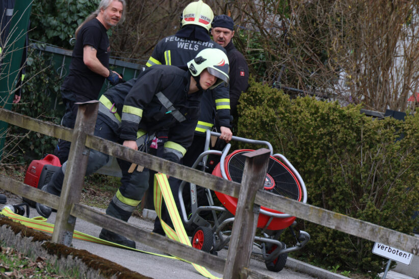 Feuerwehr und Rauchfangkehrer bei CO-Austritt in einem Wohnhaus in Wels-Neustadt im Einsatz