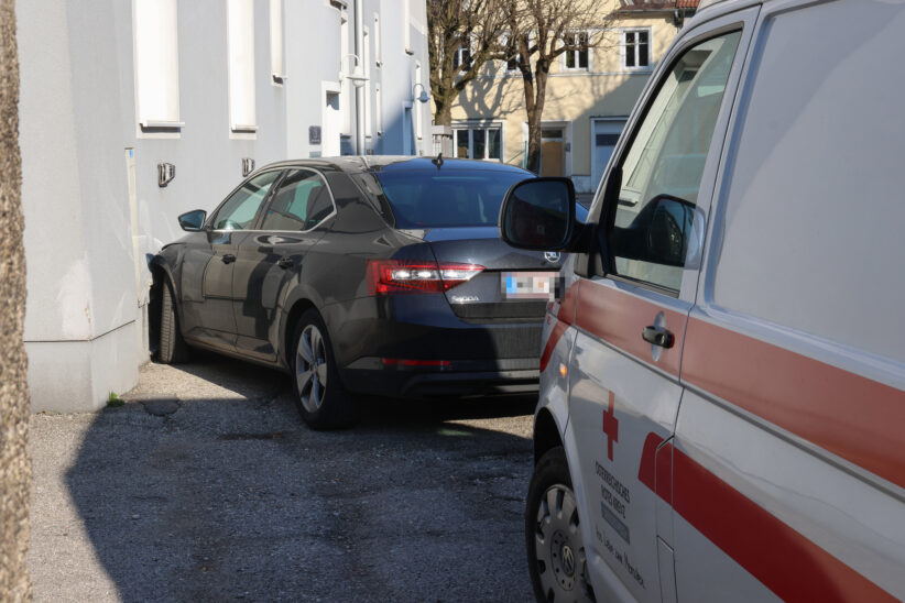 Auto in Wels-Neustadt an Hausfassade angefahren
