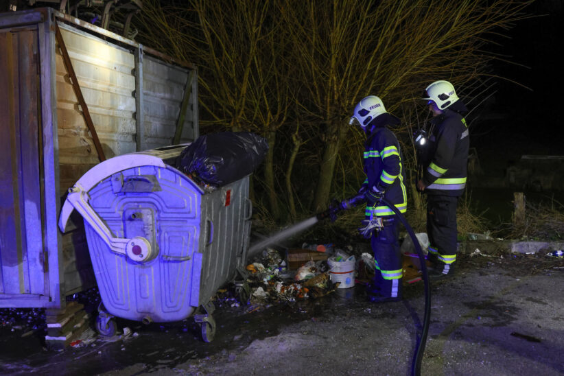 Unklares Brandgeschehen stellte sich als Brand von Unrat neben Müllcontainer in Buchkirchen heraus