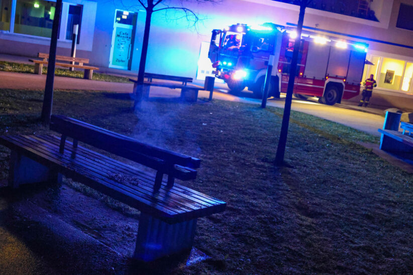 Brand auf einer Parkbank in Wels-Lichtenegg sorgte für nächtlichen Einsatz der Feuerwehr