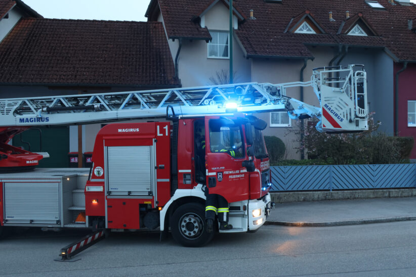 Beschädigtes Solarmodul durch Feuerwehr vom Dach eines Hauses in Wels-Vogelweide abmontiert
