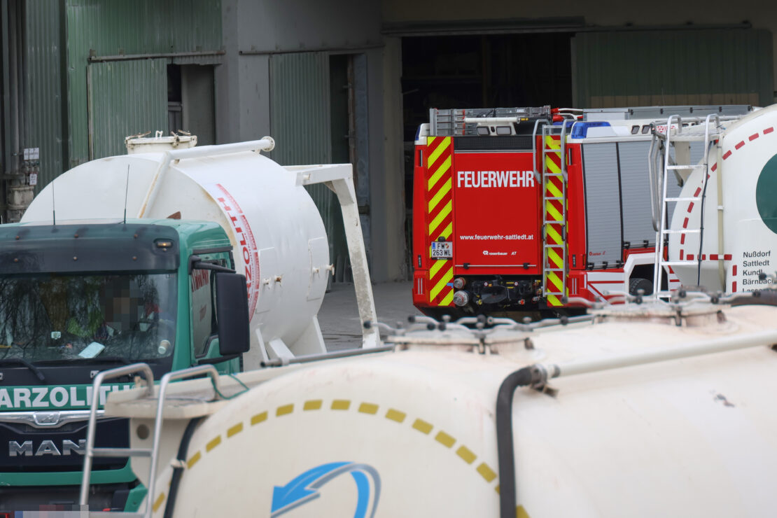 Einsatzkräfte der Feuerwehr zu Brand einer Baumaschine bei Firmenstandort in Sattledt alarmiert