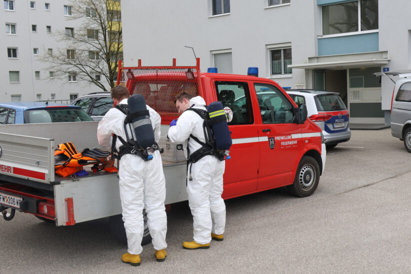 Einsatzkräfte der Feuerwehr bei Personenbergung in Wels-Vogelweide im Einsatz