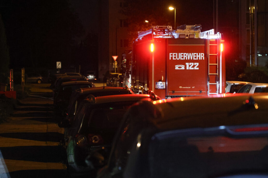Einsatz von Feuerwehr und Polizei bei Mehrparteienwohnhaus in Wels-Lichtenegg