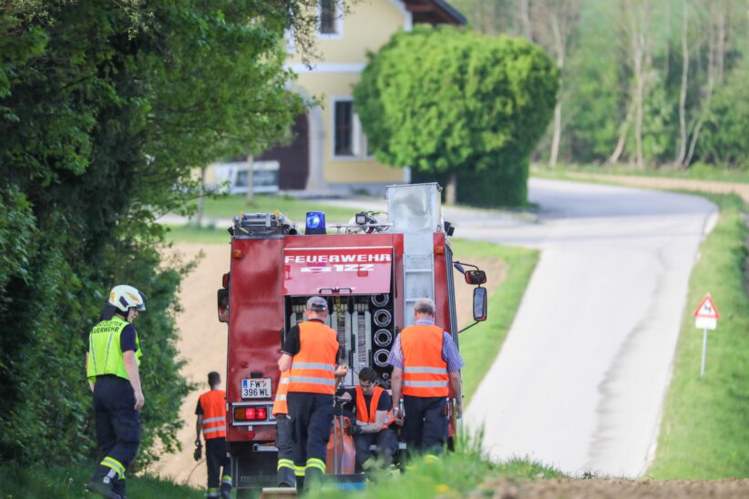 Ölspur zwischen Holzhausen und Oftering beschäftigte Feuerwehr