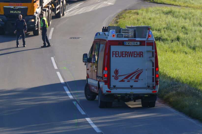 Aufräumarbeiten nach Verkehrsunfall zwischen LKW und PKW in Steinerkirchen an der Traun