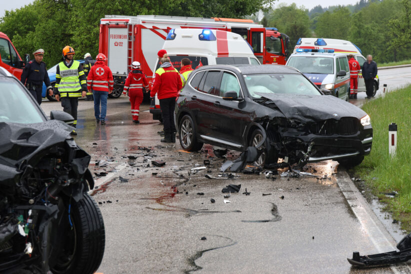 Schwerer Kreuzungsunfall zwischen zwei PKW in Krenglbach