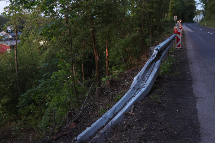 Schwerer Crash: Driftender Sportwagen bei Schleißheim über Leitschiene gegen Baum katapultiert