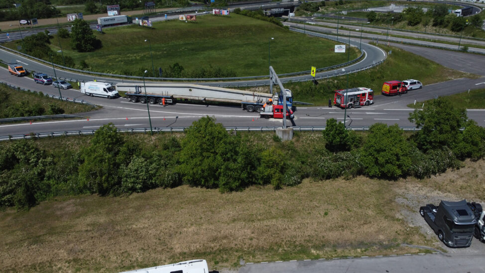 Sondertransport mit Betonfertigteil auf Innkreisautobahn bei Wels-Waidhausen verunfallt