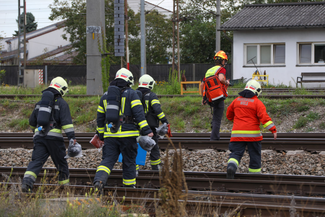 Gefahrstoffaustritt aus Güterzugwaggon sorgt für Einsatz der Feuerwehr am Verschiebebahnhof Wels