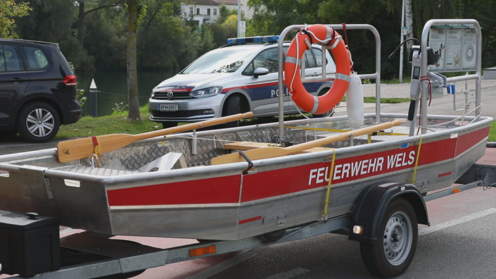 Einsatz von Feuerwehr und Polizei nach Fund einer Leiche in der Traun in Wels-Pernau