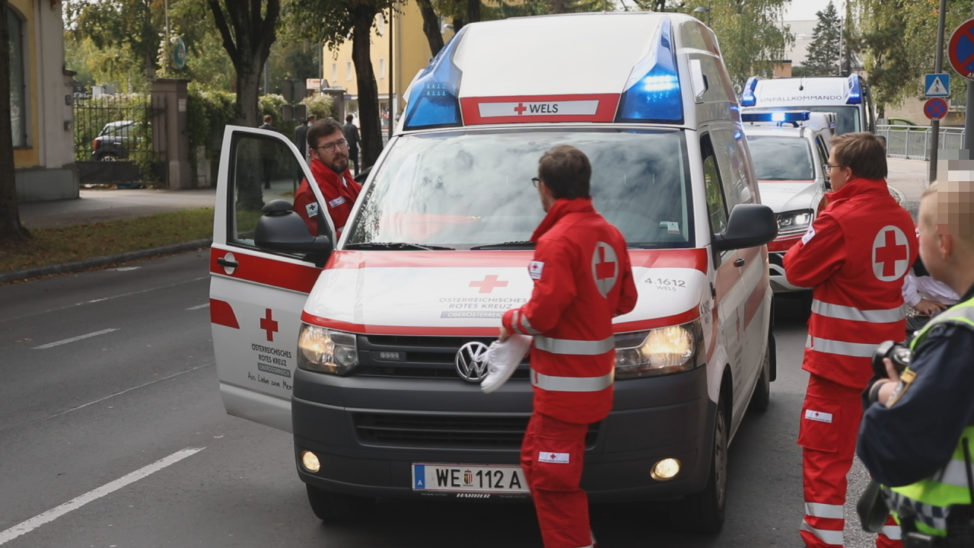 Notarzteinsatz: Person in Wels-Innenstadt von Auto erfasst und schwerer verletzt