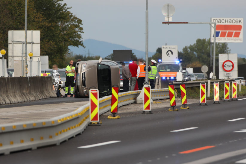 Auto kippt bei Unfall auf die Seite - Längerer Stau auf der Welser Autobahn