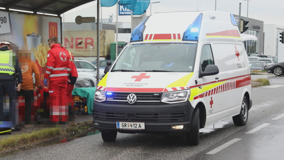 Fußgänger in Wels-Schafwiesen von LKW erfasst und schwer verletzt