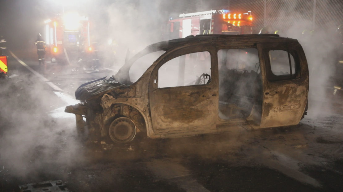 Vollbesetztes Auto kracht auf Autobahn in Wels-Oberthan gegen Anpralldämpfer und geht in Flammen auf