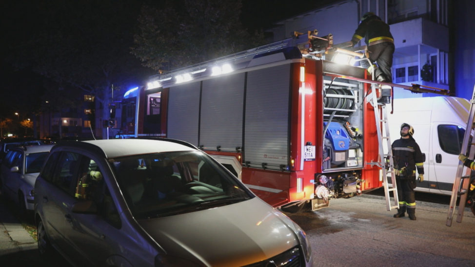 Brand am Balkon eines Hochhauses in Wels-Neustadt sorgt für Einsatz der Feuerwehr