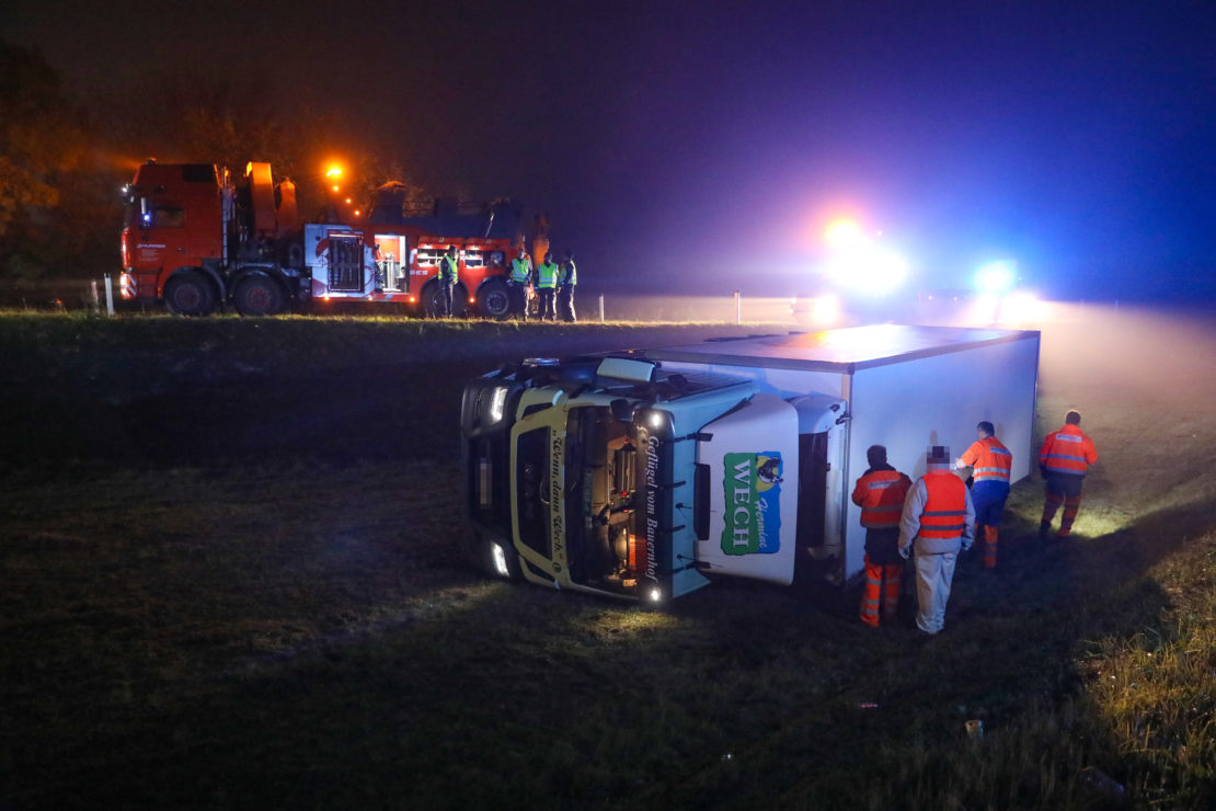 LKW auf Abfahrt von der Welser Autobahn bei Marchtrenk umgestürzt